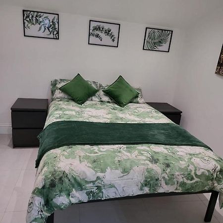Appartamento Fancy Basement Flat B Londra Esterno foto