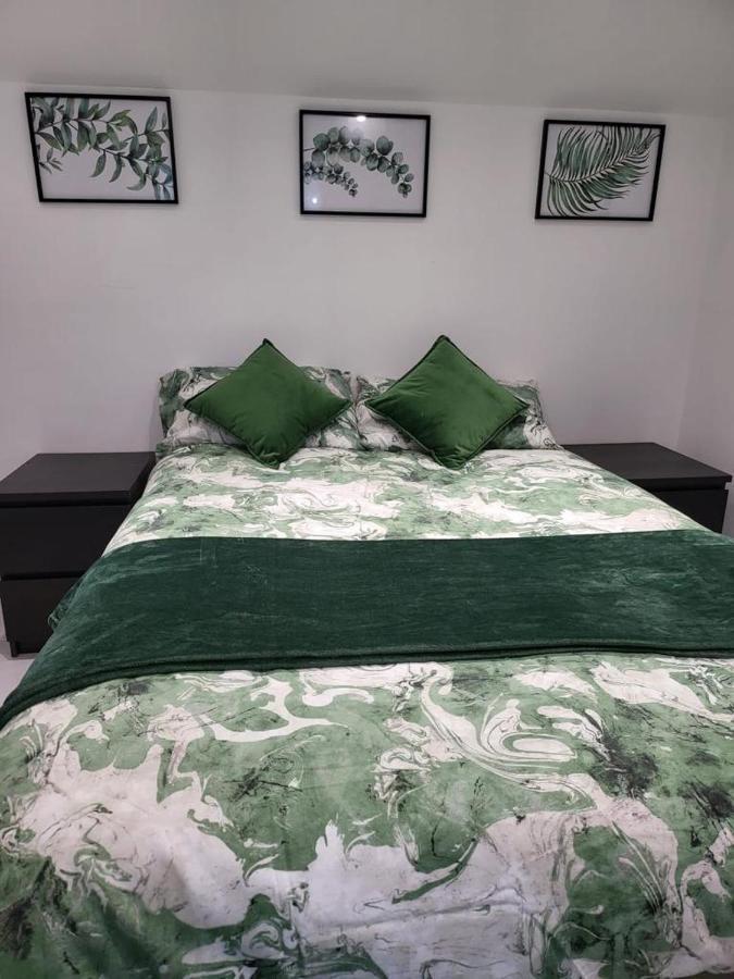 Appartamento Fancy Basement Flat B Londra Esterno foto