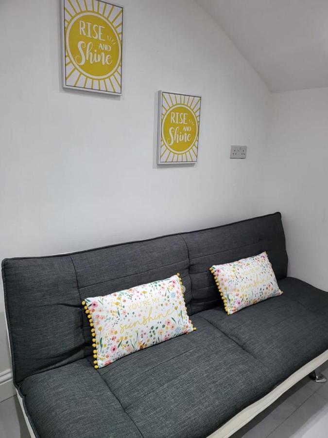Appartamento Fancy Basement Flat B Londra Esterno foto