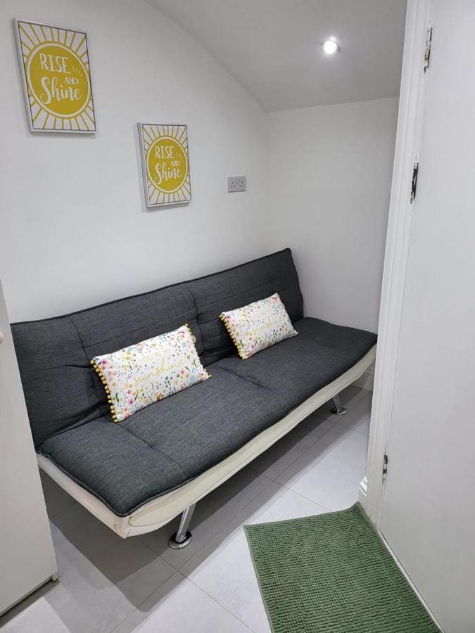 Appartamento Fancy Basement Flat B Londra Esterno foto